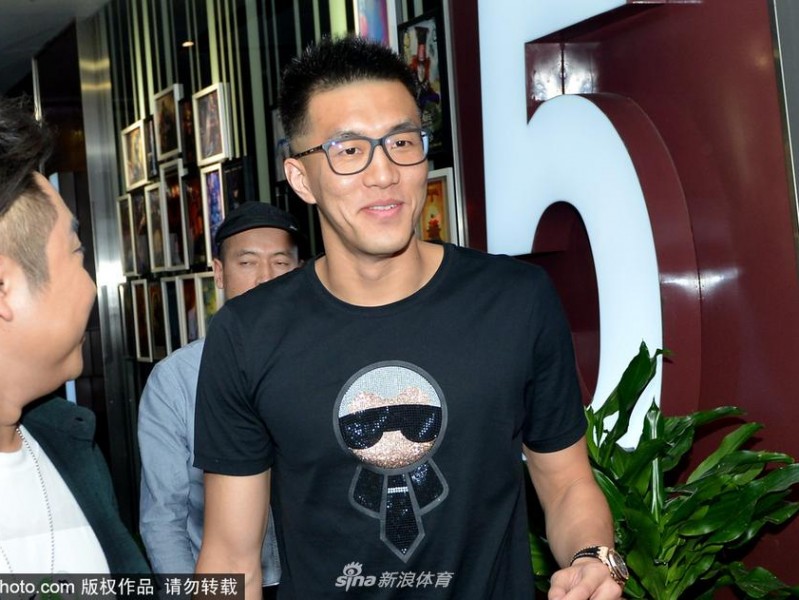 郭艾伦跨界力挺大鹏新片 赵本山惊喜现身《缝纫机乐队》东北首映礼