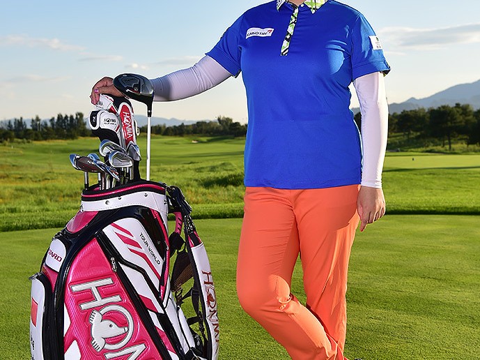 粉黛轻挥蓝天映 中韩玫瑰高球情