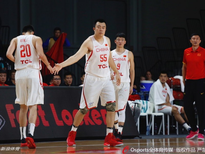 热血澳洲行：韩德君内线擎天，男篮蓝队惜败子弹队