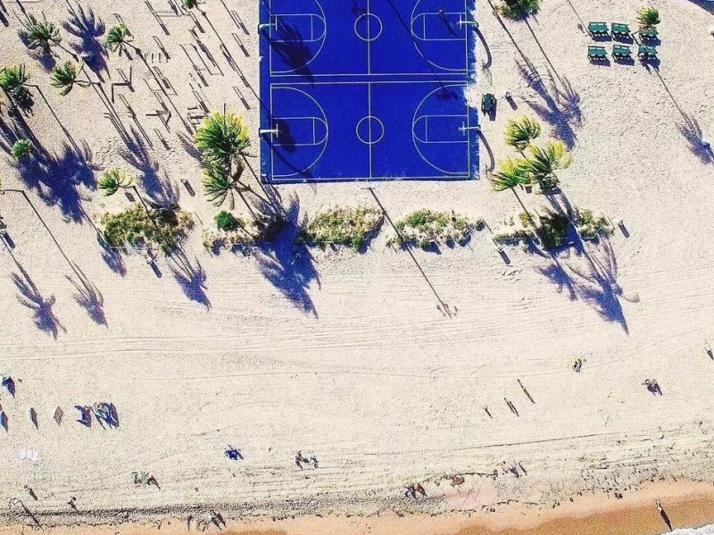 俯瞰光影交错，探寻篮球场的几何诗意