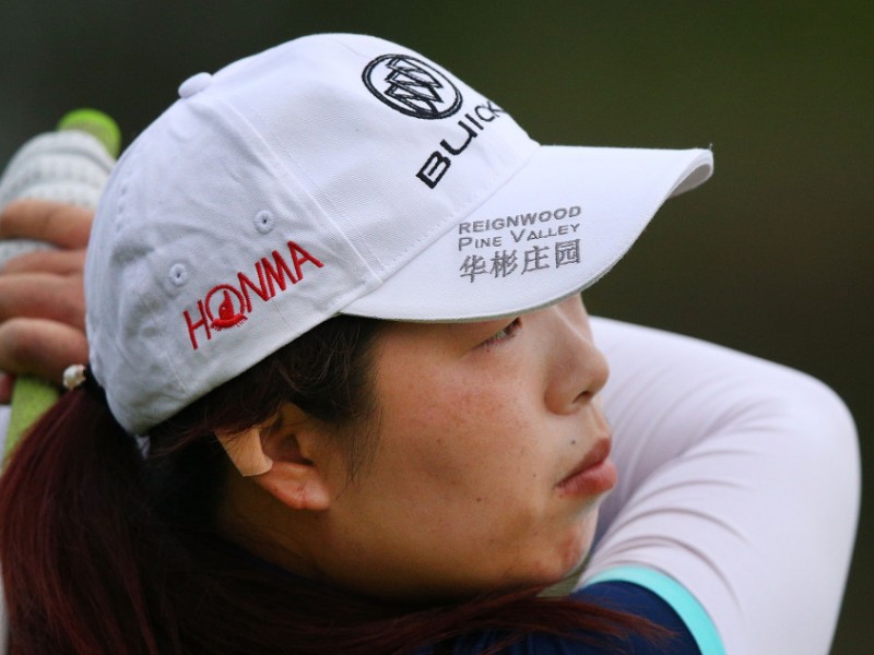 新春赛场挥杆忙 巾帼英姿映绿茵