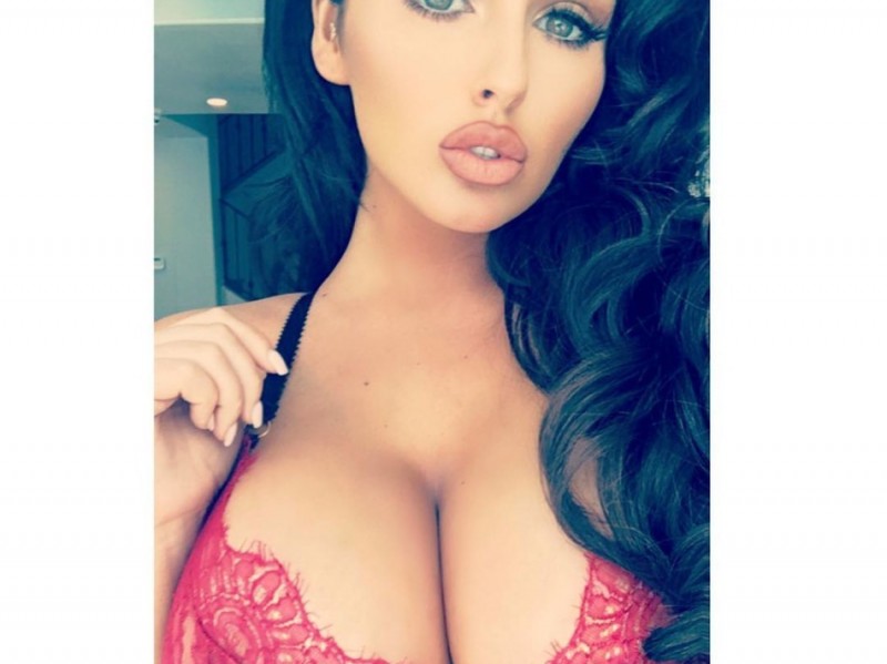 夏日海滩的妩媚风景：阿比盖尔·拉奇福德演绎火辣诱惑