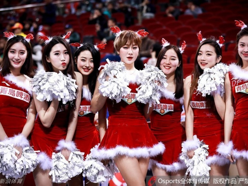 拉拉队圣诞热力秀，点燃萧瑟冬日球场
