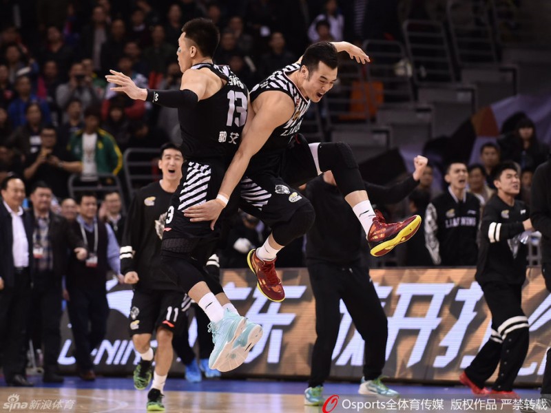 激情碰撞：辽篮众将疯狂庆祝，郭士强离场险冲突引争议