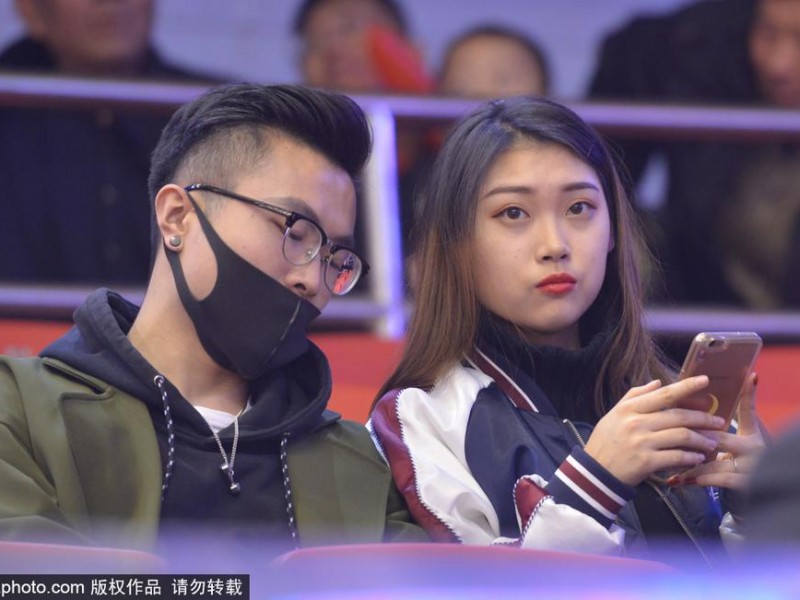 齐鲁冬夜暖意融，场边佳人胜春光——记山东高速主场那道别样风景