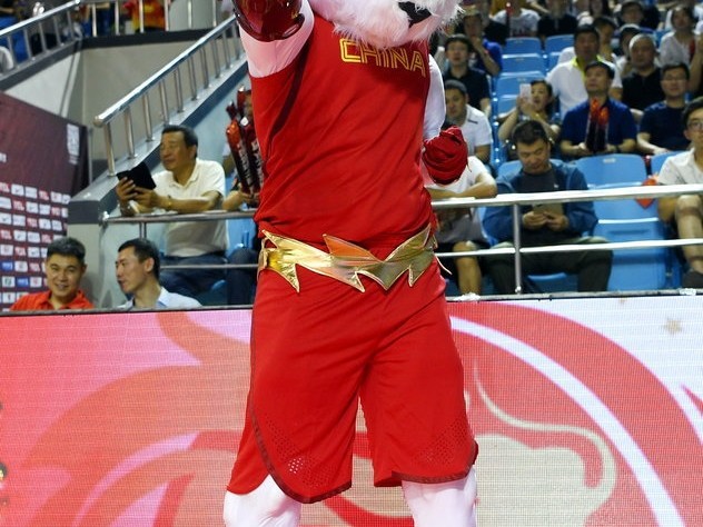 中伊男篮对抗赛吉祥物成场边明星 红队逆转伊朗激情上演