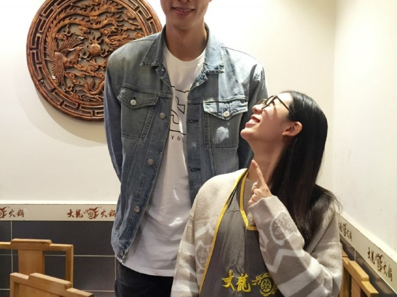 巴适得很！阿联成都火锅店遇“最萌身高差” 与店员掌心贴贴合影乐开花