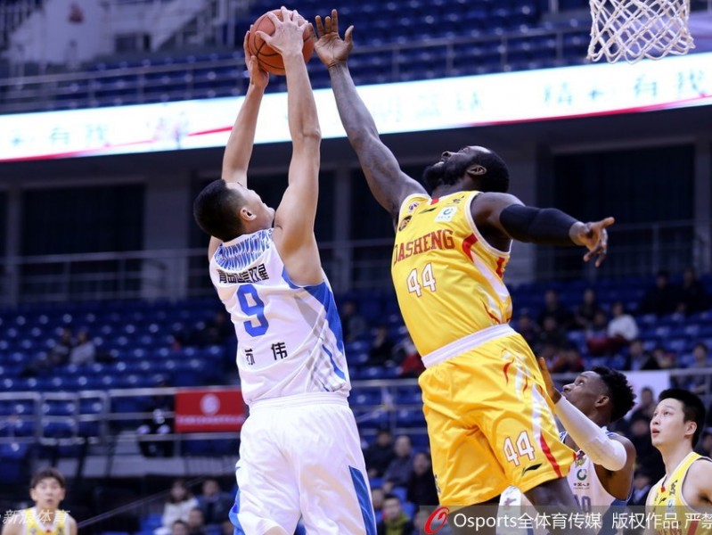 岛城风暴！青岛双杀同曦豪取胜利，帕戈伤退赛场徒留叹息