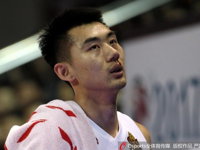 崔晋铭鼻骨受伤血洒赛场，东北虎主场惜败同曦