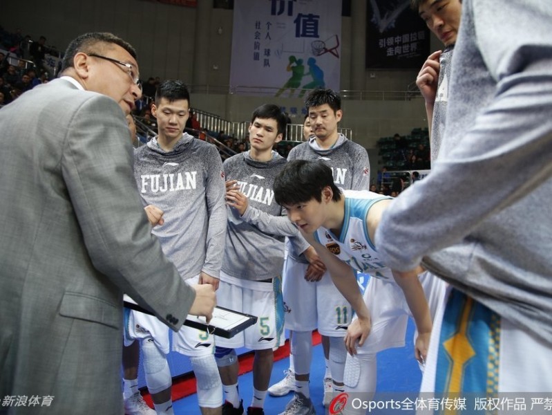 王哲林空砍22+10，史密斯44分难救主，深圳客场三分险胜福建