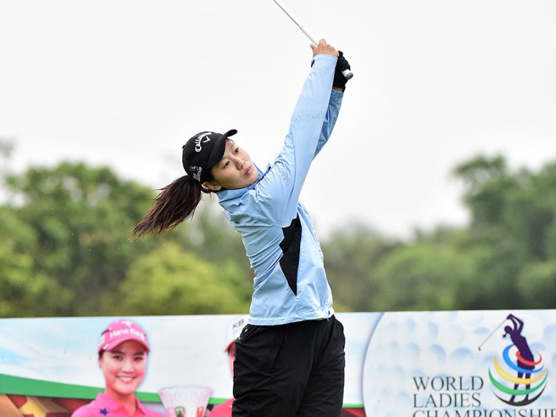 巾帼挥杆竞芳华 绿茵场上展英姿