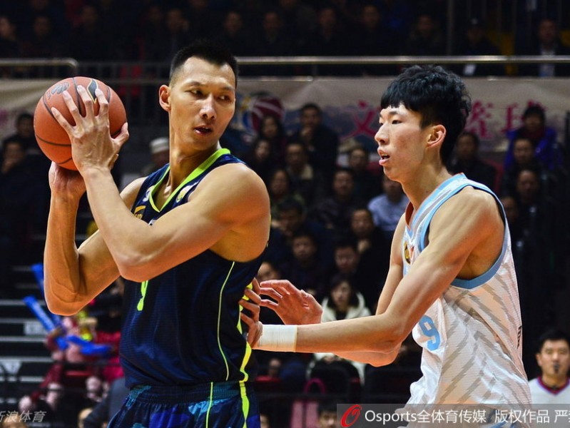 疆粤大战烽火再燃，易建联与周琦禁区争霸演绎传奇对决