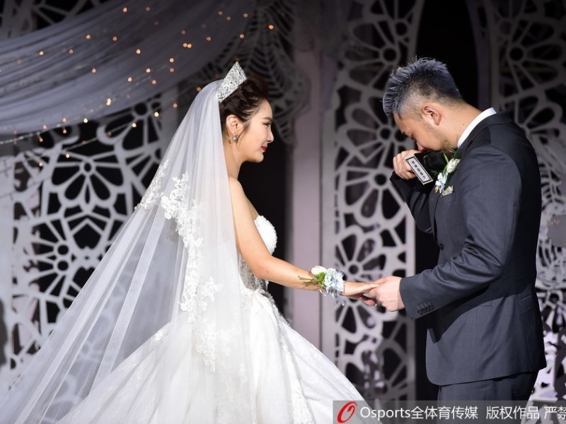 睢冉哽咽见证执子之手，男篮众星闪耀队友婚礼现场