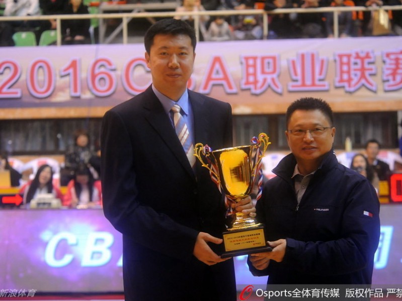 铁血柔情终成忆：王治郅的荣耀告别与八一精神传承