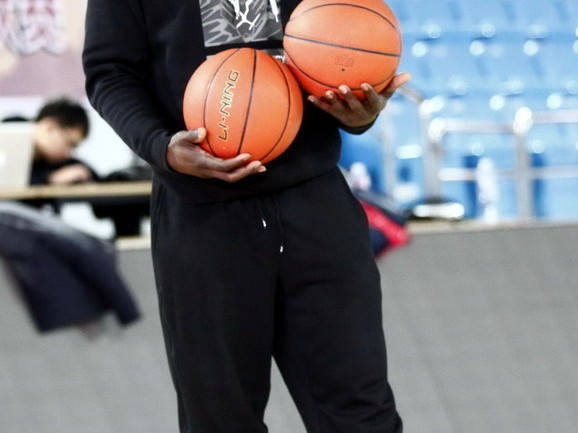 杜锋停赛阴霾下的宏远备战与拜纳姆的伤病疑云