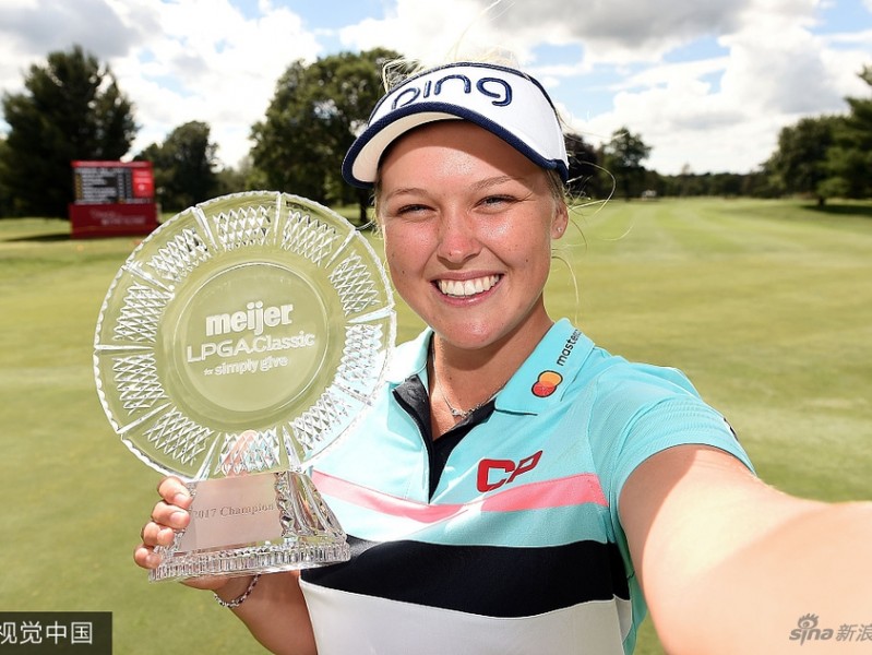 父亲节荣耀时刻：亨德森家族合力捧起第四座LPGA冠军奖杯