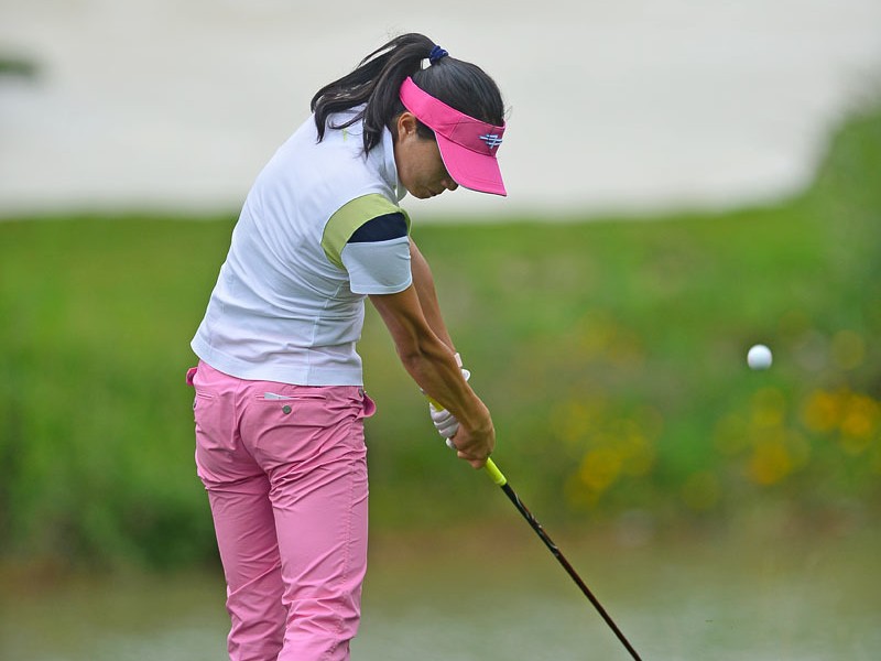 绿茵山峦间的优雅挑战：山地球场与高尔夫的视觉盛宴