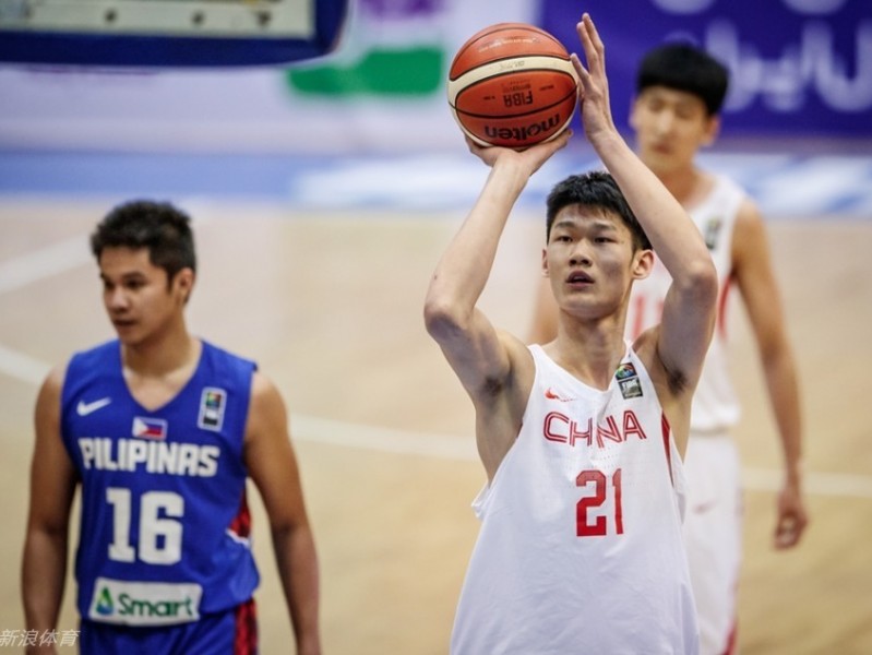 激战德黑兰：胡金秋内线擎天，国奥男篮力克菲律宾闯关成功