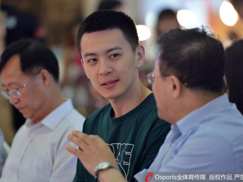 辽篮队长杨鸣投身环保公益活动 帅气示范垃圾分类新时尚