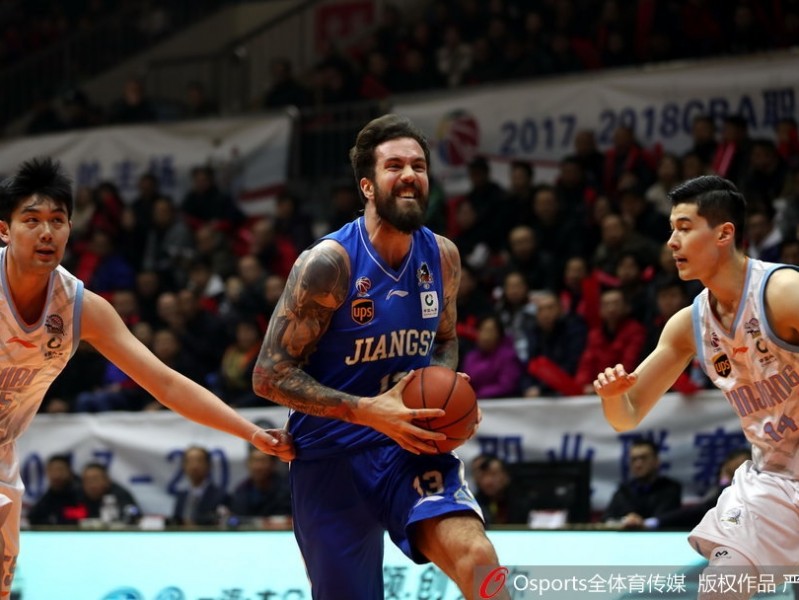 亚当斯狂轰52分引领新疆飞虎狂潮，主场二十天大胜复仇江苏肯帝亚