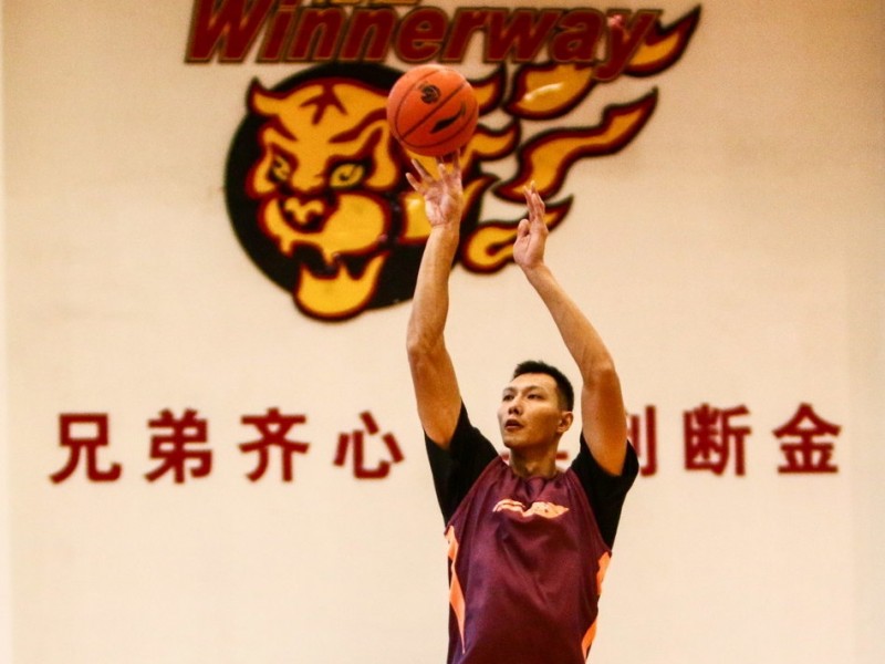 易建联挂帅广东宏远潜心备战，疆粤大战前夕投篮训练透锋芒