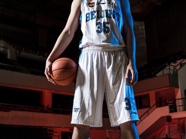 首钢冰球馆的光影诗篇：北京男篮的个性注脚