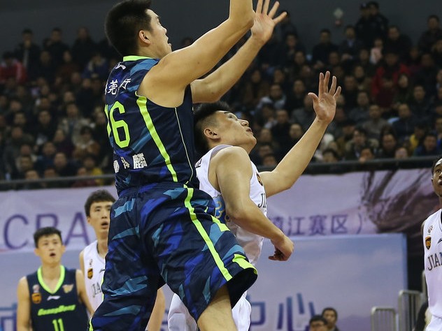 粤苏大战风云起 易建联布泽尔双二十 斯隆三分绝杀广东豪取十三连胜