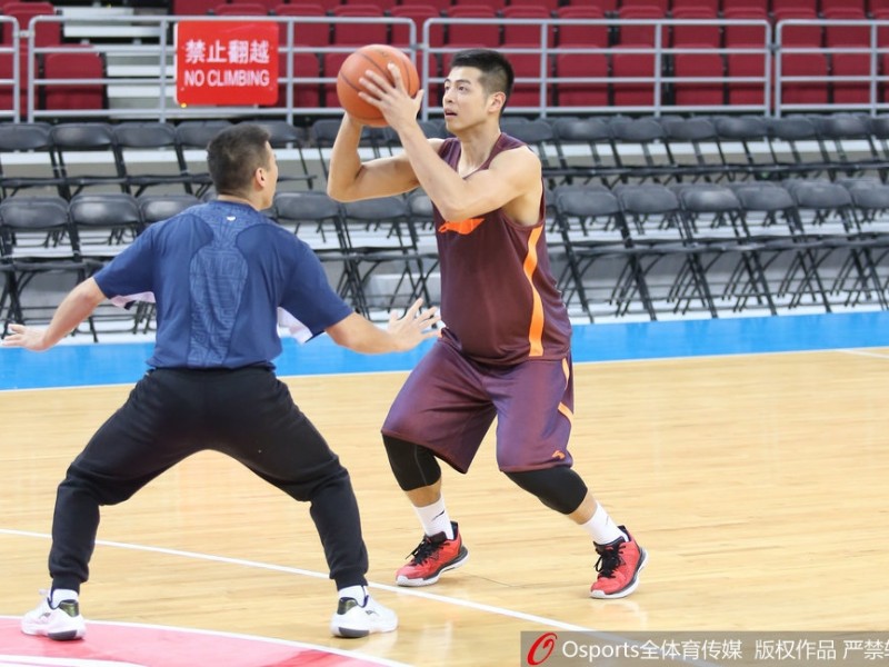 翟晓川缠绷带亮相训练场 北京首钢迎魔鬼赛程