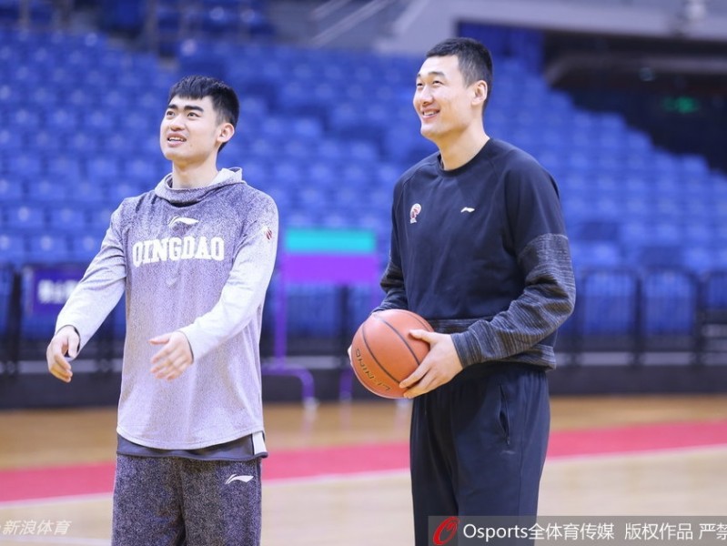 青岛赛前训练场上的老友记：李秋平与巩晓彬的轻松一瞬