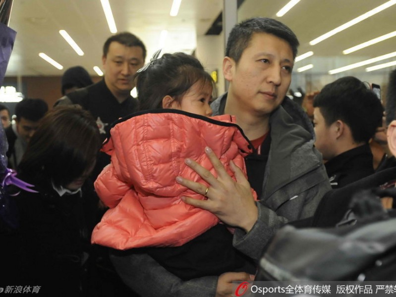 辽篮众将士凯旋归，球迷接机热情高