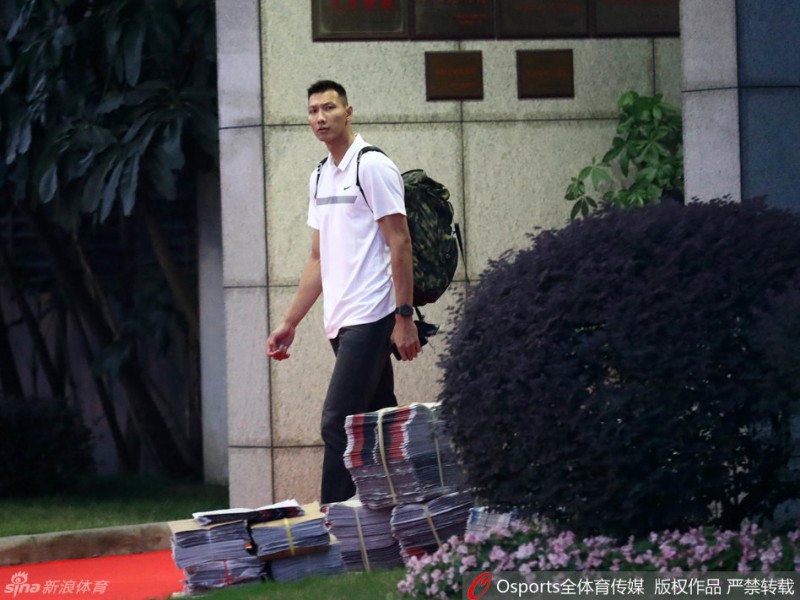 别样归途：阿联晨光中的背影与未完的篮球篇章