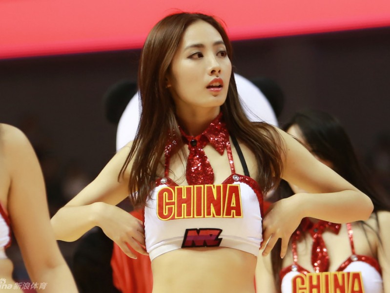 神似杨幂的篮球宝贝惊艳四国赛 舞动青春助力赛场