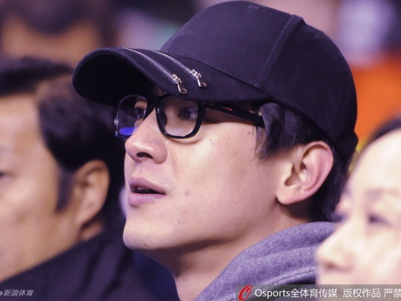 林更新低调现身辽宁主场，便装难掩帅气专注观战显真性情