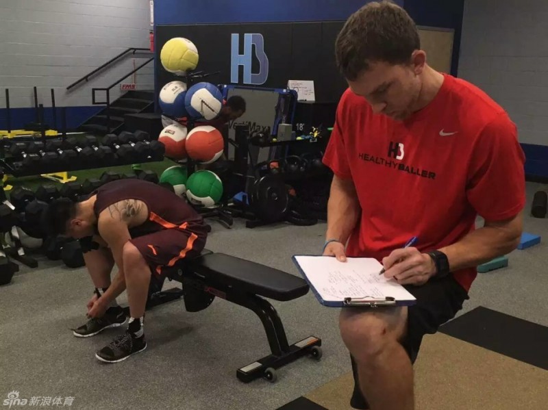 辽篮重炮赴美逐梦，贺天举夏日特训力争突破