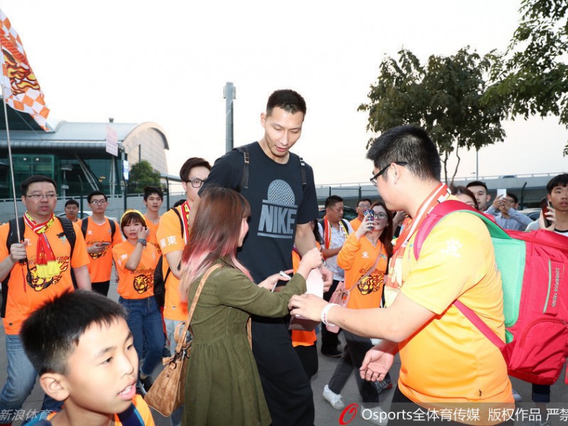球迷热情接风，华南虎踏上逆袭征途