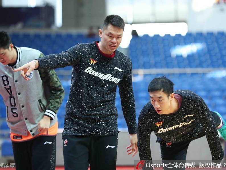 南粤虎将备战急 宏远男篮训练场上的众生相