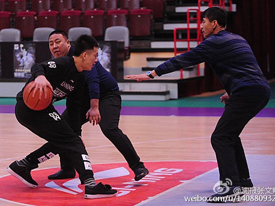 父子兵齐上阵：郭艾伦本溪备战季后赛，老爸客串陪练宝刀不老