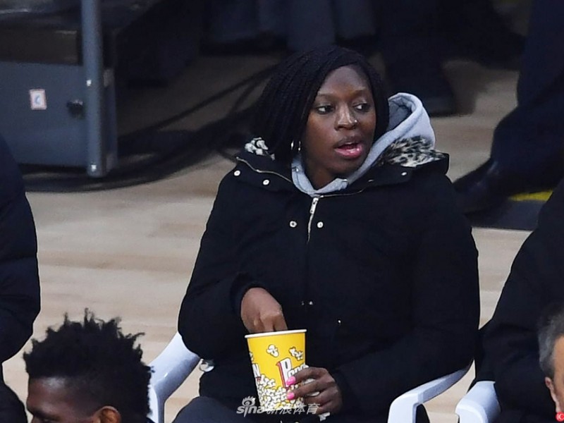 铁汉柔情：亚当斯场边娇妻见证下的CBA征程与冠军荣耀