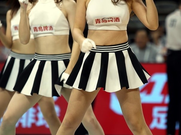 浙江蕞红啦啦队赛场热舞 绽放青春力量