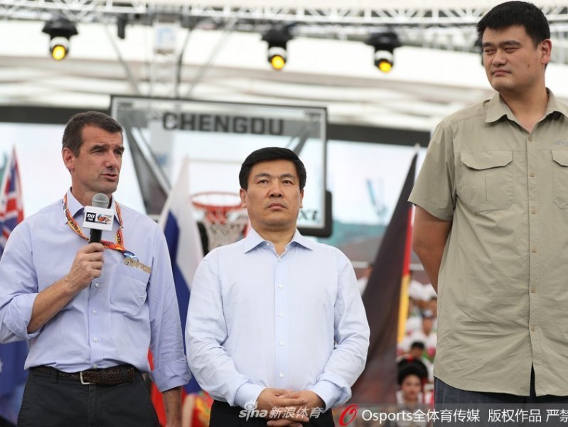 姚明现身成都助阵三人篮球盛宴 寄语未来之星东京奥运再相聚