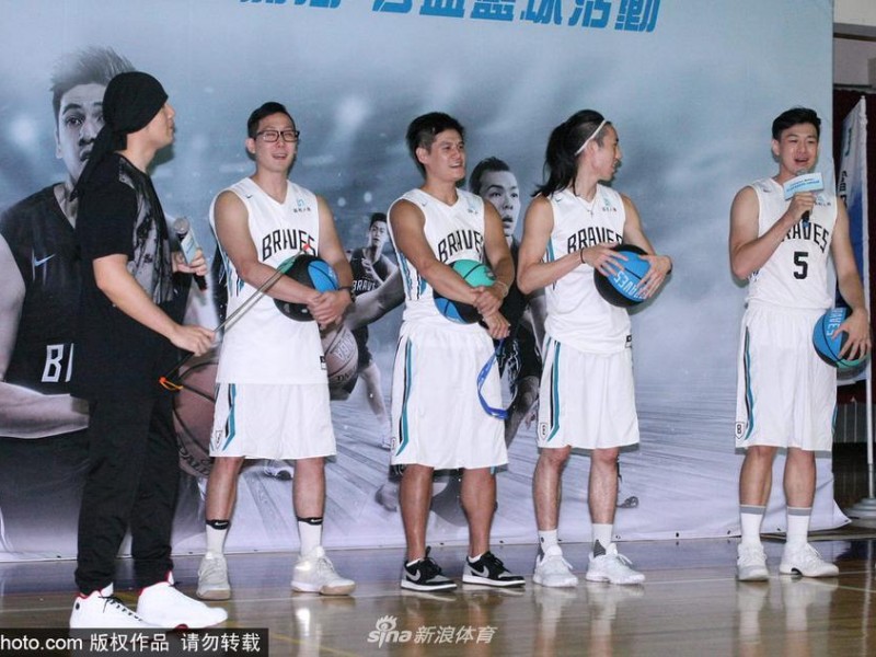 周杰伦裹头巾英姿飒爽现身球场 携富邦勇士为偏乡学童点燃篮球梦