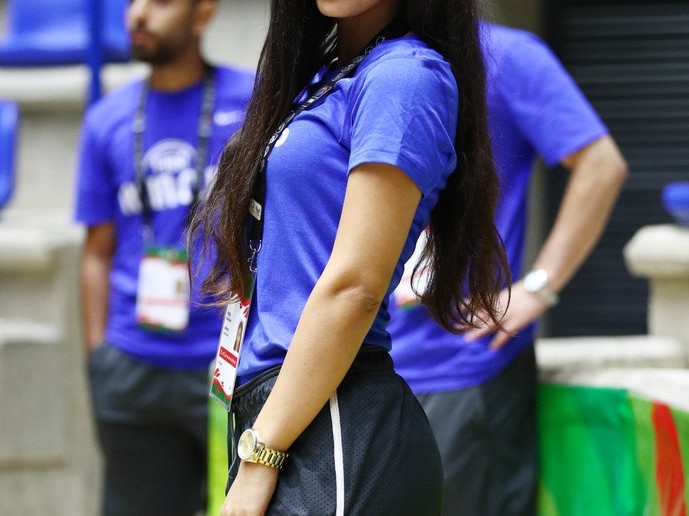 男篮亚洲杯险胜伊拉克 场边美女球迷与萌娃抢镜