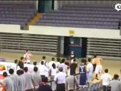 回溯NBL赛场暴力一幕 球员失控围殴裁判遭重罚