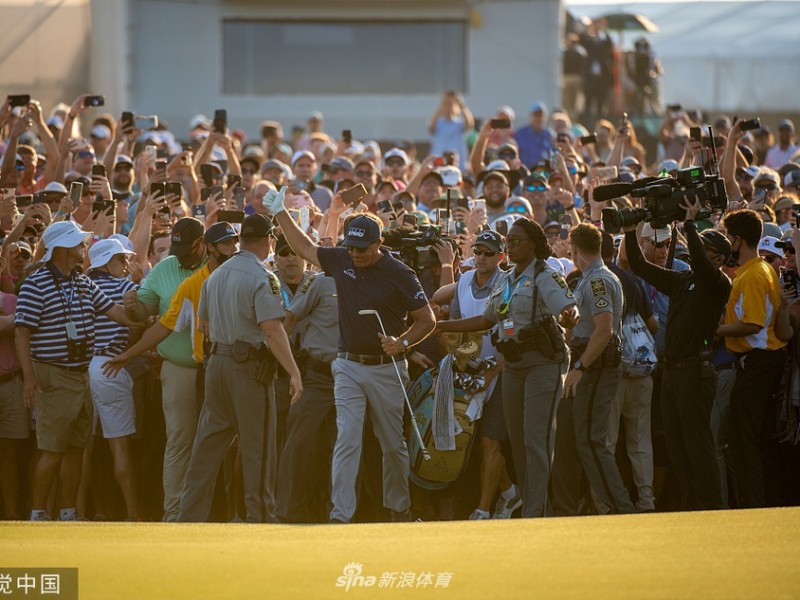 历史性时刻球迷涌上果岭簇拥米克尔森加冕