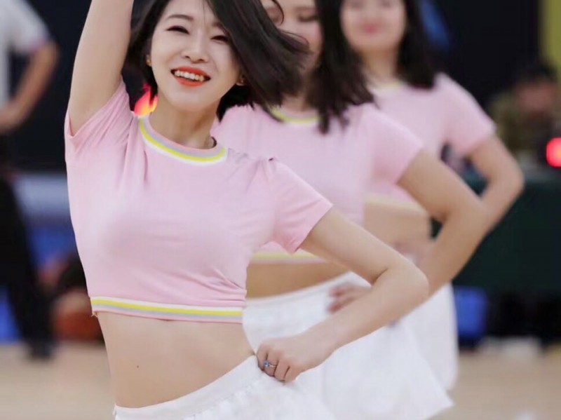 天山玫瑰为篮球疯：新疆夺冠夜，最美空姐的活力庆祝