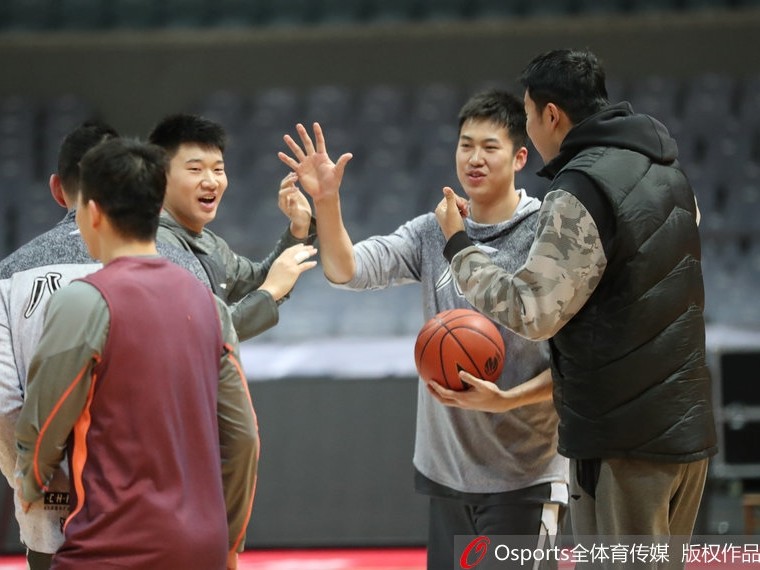 王治郅赛前投篮游戏获胜放肆庆祝 八一男篮备战气氛火热