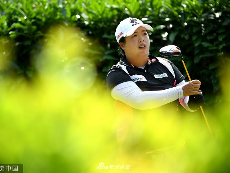 依云巅峰对决：韩国玫瑰领跑大满贯第二轮，群芳逐鹿阿尔卑斯湖畔