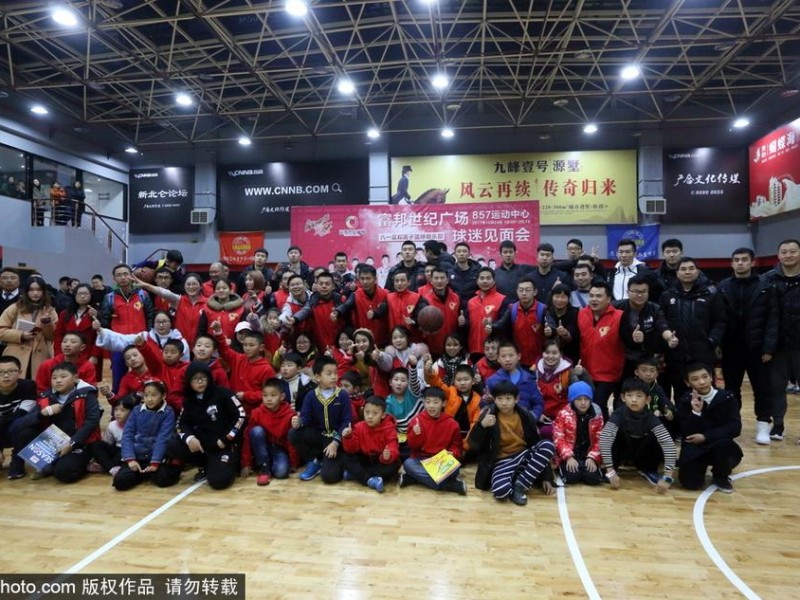 铁军冬日暖甬城 大郅携八一男篮与宁波球迷深情互动