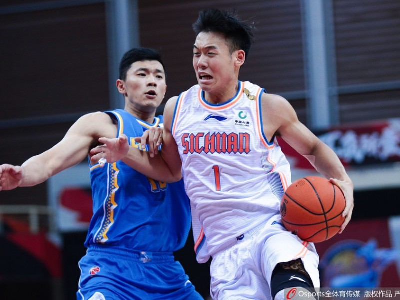 CBA常规赛第八轮激战：诸强争霸，精彩纷呈