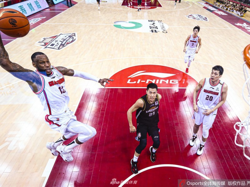 总决赛巅峰对决：广东宏远鹰击长空，辽宁本钢逆境求生